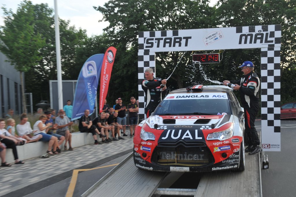 Udenfor Kolind Plus sprøjtede Ib Kragh og Freddy Pedersen med champagnen efter sejren i Djurs Rally
(Foto: Morten Alstrup)